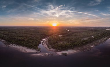 Yansıması ile güzel manzara, gün doğumunda mavi gökyüzü ve sarı güneş ışığı.