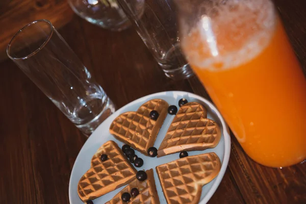 Ontbijt voor twee. vers geperst sap en wafers — Stockfoto