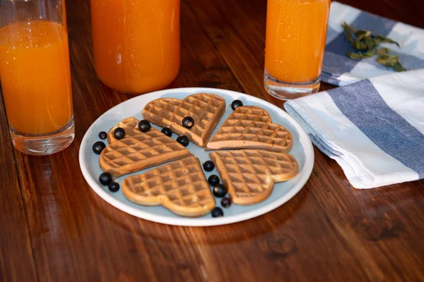 Sarapan untuk dua orang. baru saja meremas jus dan wafer — Stok Foto