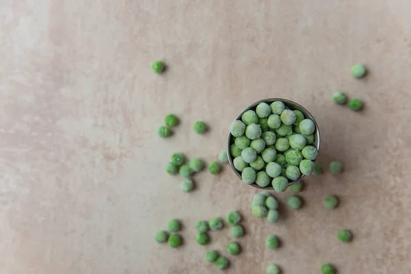 Cubo pequeño con guisantes verdes jóvenes congelados — Foto de Stock