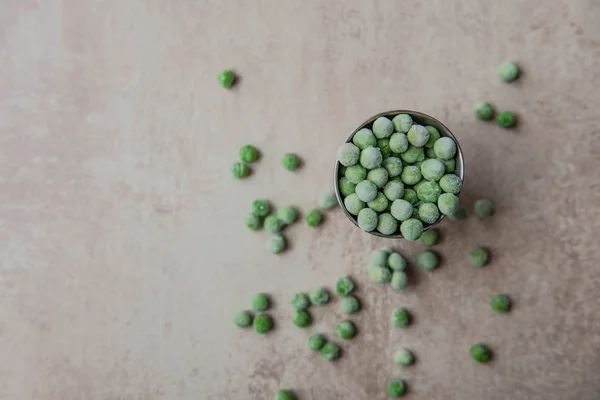 Cubo pequeño con guisantes verdes jóvenes congelados — Foto de Stock