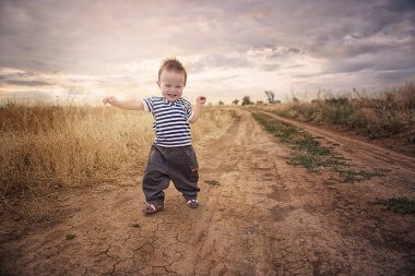Bebekler doğada ilk adımlar. İlk bağımsız adımlar.