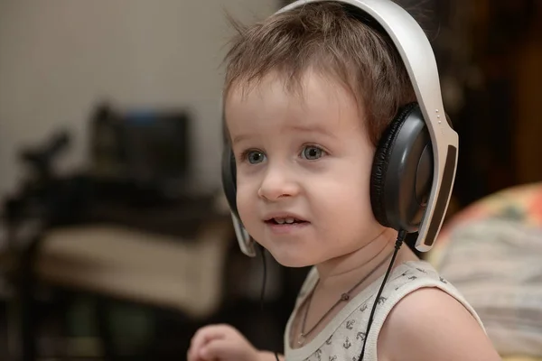 ヘッドフォンで音楽を聴く魅力的な少年 — ストック写真
