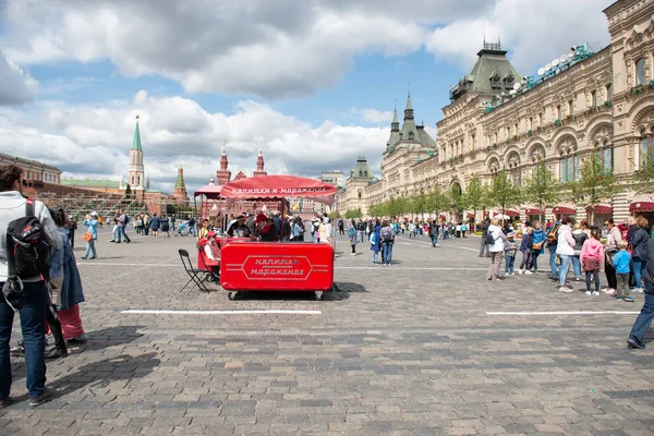 MOSCOW - AUGUST 2019. Street of city. the Red Square and red ice cream stall — Stock Photo, Image