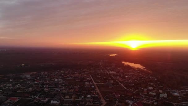 Flygfoto över byn vid soluppgången — Stockvideo