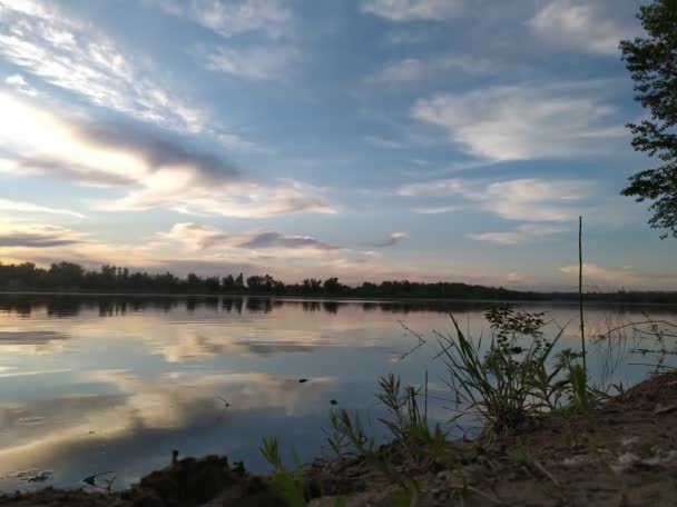 Skytte tid förfaller molnen över floden — Stockvideo