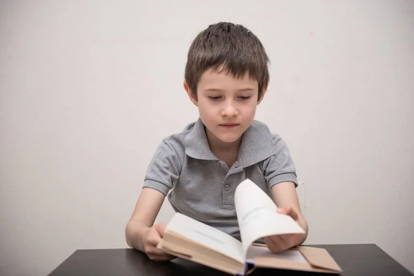 Uno scolaro senza interesse espresso legge un libro — Foto Stock