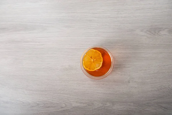 Чай з лимоном на легкому дерев'яному столі — стокове фото