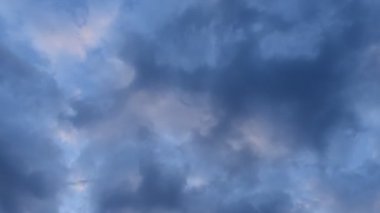 Bulutlarla kaplı güzel mavi gökyüzü. Gökyüzü bulutlu doğa mavi bulutlu