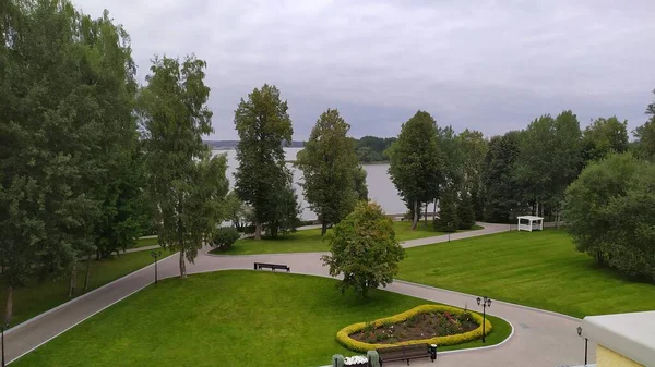Panorama de um belo parque verde perto do lago — Fotografia de Stock