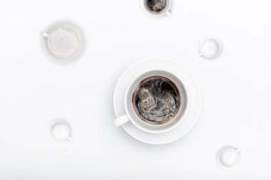 Kahve fincanının arka planında bulanık bir fincan kahve.