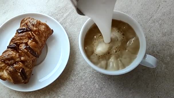 De slow motion infusie van melkschuim in koffie — Stockvideo
