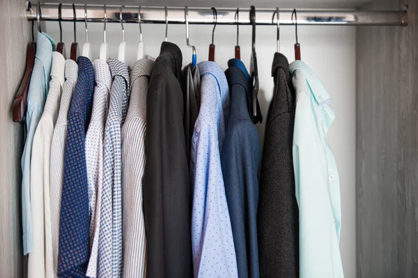 Одежда на вешалках в шкафу — стоковое фото