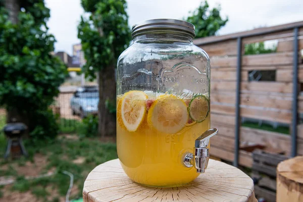 Limonata fatta in casa con limone e bacche su un tronco — Foto Stock