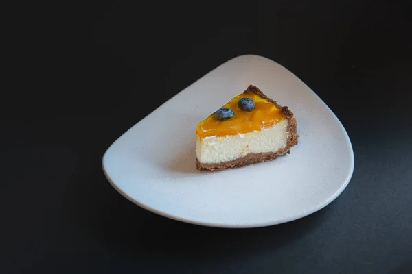 Bovenaanzicht op stukje zelfgemaakte taart met bessen versieren op de top — Stockfoto