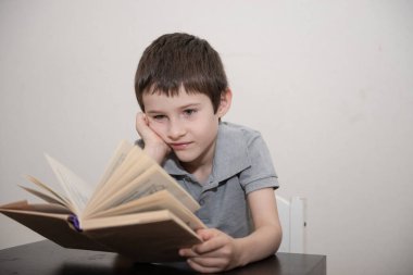 İlgisiz bir öğrenci kitap okur.