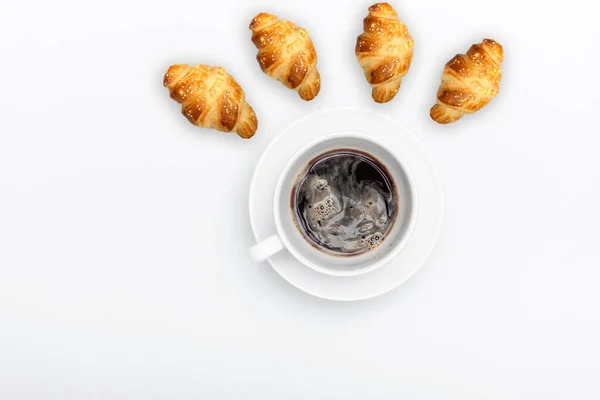 Taza blanca con café sobre un fondo blanco con croissant francés y lugar para el texto — Foto de Stock