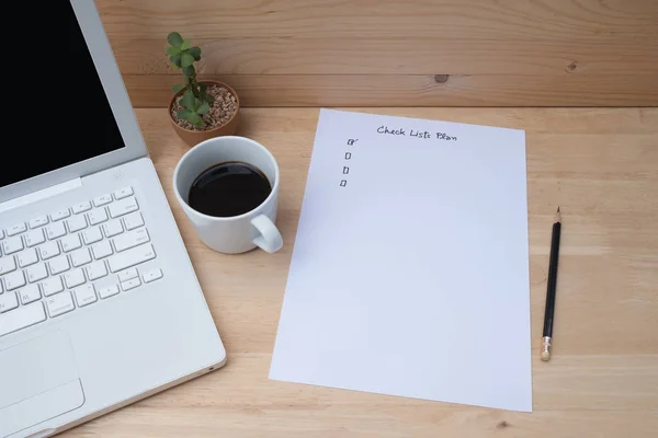 纸核对清单规划的工作 笔记本电脑 木桌上的咖啡 — 图库照片