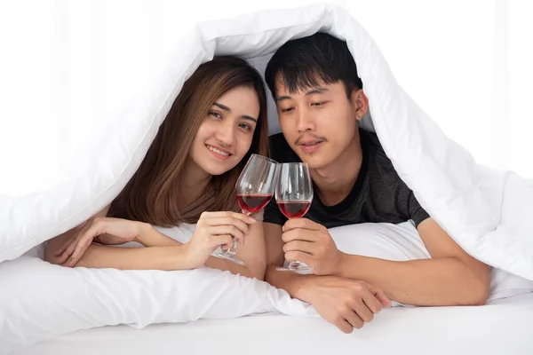 Jovem Casal Feliz Está Levantando Copos Vinho Para Celebrar Dia — Fotografia de Stock