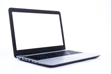 Beyaz arka planda boş ekranı olan izole edilmiş bir laptop. Teknoloji ve iletişim için ekipman.