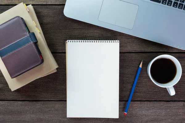 Fehér Üres Jegyzetfüzet Ceruzával Kávéval Laptoppal Szervezővel Fából Készült Íróasztallal — Stock Fotó