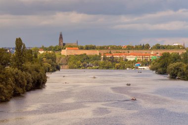 Vysehrad ile Prag Panoraması ve küçük boa ile Vltava Nehri