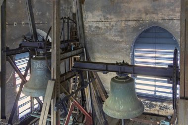 Eski bir kilise kulesinde iki çan.