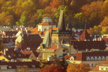 Sonbahar güneşinde Prag eski kenti