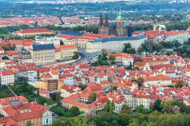 Prag Kalesi ile Prag, havadan görünüm