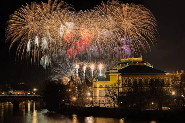 Año Nuevo Praga fuegos artificiales 2018 sobre el río Moldava, Teatro Nacional — Foto de Stock