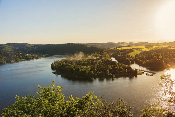 Peninsul ile Vltava nehri üzerinde Prag yakınlarındaki Slapy Gölü Panorama