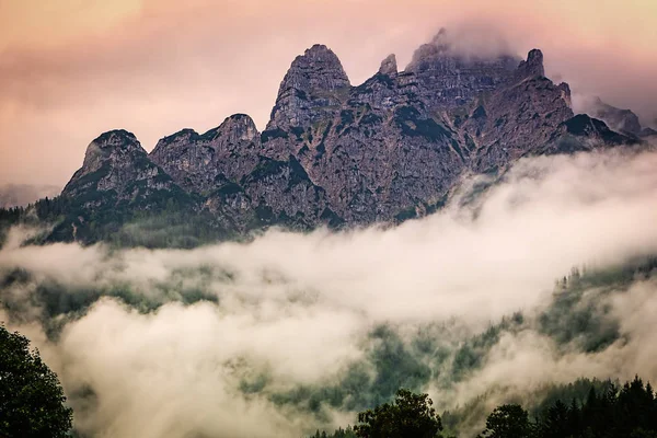 Rocky mountain ridge in Austrian Alps in the evening, dramatic f — Stock Photo, Image