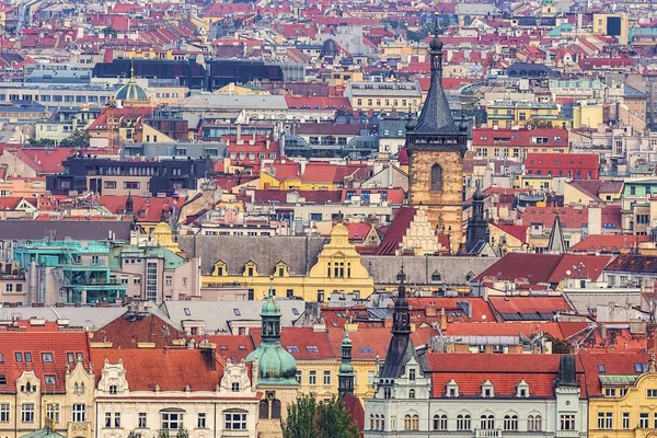 Praga paisaje urbano, techos y torres, arquitectura backgroung . —  Fotos de Stock