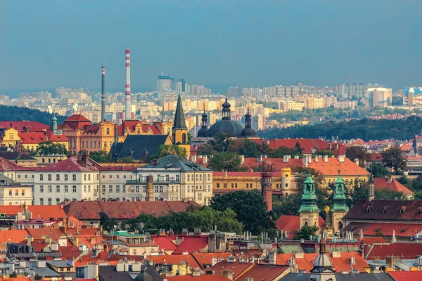 Arquitectura antigua y nueva del paisaje urbano de Praga —  Fotos de Stock