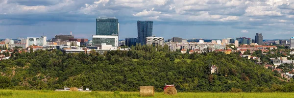 Широка панорама на Панкратак, головний діловий район Праги з MOD — стокове фото