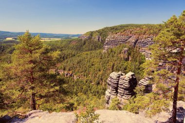 Uzun kaya, Çek İsviçre Milli Parkı'nda taş tepe, anten