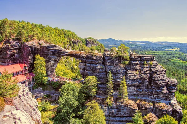 Pravcicka brana, Felsentor, Hauptdenkmal in der Tschechischen Schweiz n — Stockfoto