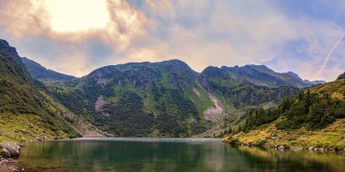 Dağ gölü ile Avusturya Alpleri manzara panoraması, Kaltenbachse
