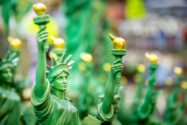 Fila Con Statue Generiche Della Statua Della Libertà Messa Fuoco — Foto Stock