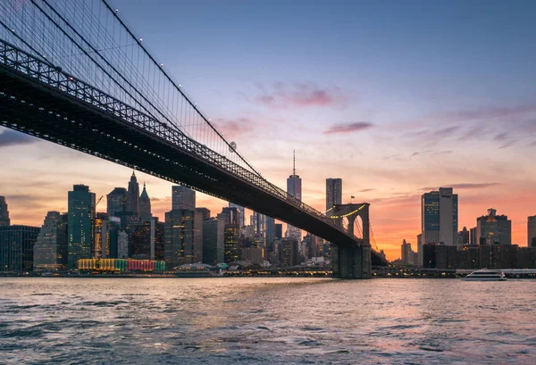 Brooklyn Bridge o zmierzchu w Nowym Jorku — Zdjęcie stockowe