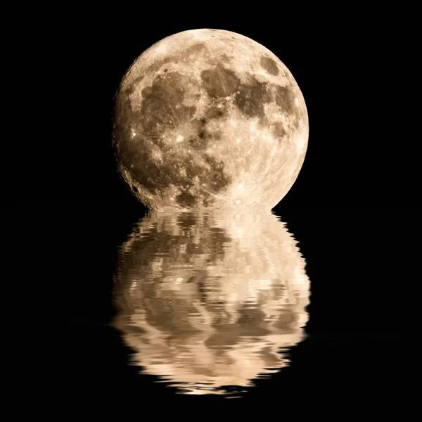 Salida de la luna reflejada en el agua —  Fotos de Stock