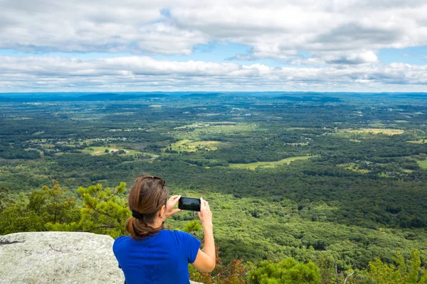 Vrouw neemt een snpashot van de Hudson Valley, Ny — Stockfoto