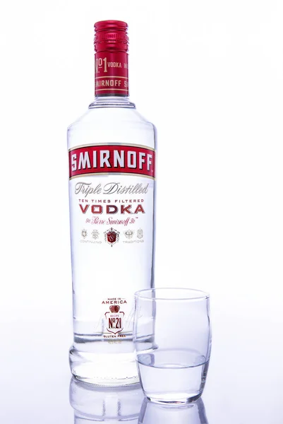 Garrafa de vodka Smirnoff com vidro de tiro — Fotografia de Stock