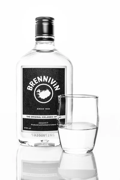 Botella de Brennivin aquavit con vaso de chupito — Foto de Stock
