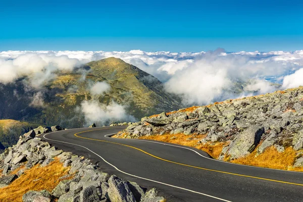 Kurvenreiche Straße, die vom Mount Washington absteigt, nh — Stockfoto