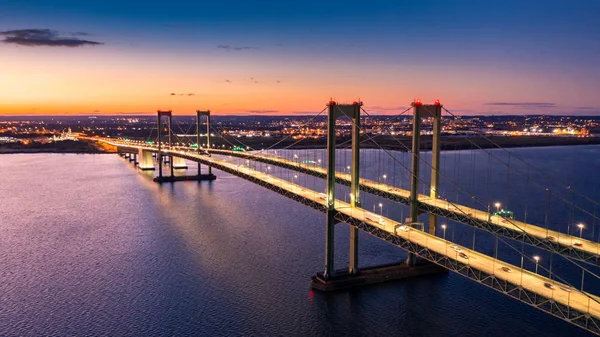 Luchtfoto van Delaware Memorial Bridge in de schemering. — Stockfoto