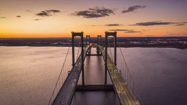 Letecký timelapse z Delaware Memorial Bridge za soumraku. — Stock video