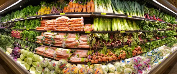Овощные полки на рынке цельных продуктов — стоковое фото