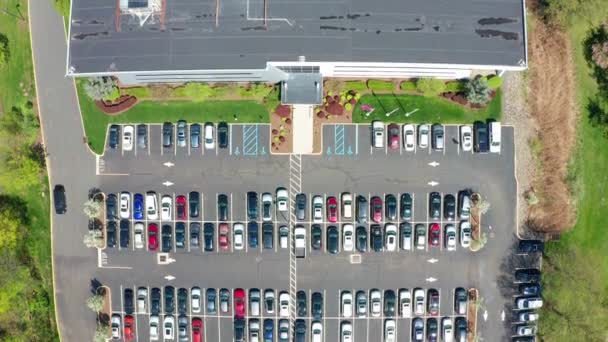 Vista aérea do drone de um parque de estacionamento corporativo ocupado — Vídeo de Stock