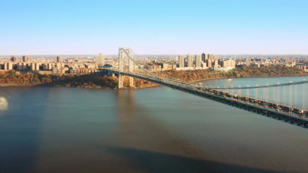 Het opzetten van een drone shot met George Washington Bridge — Stockvideo